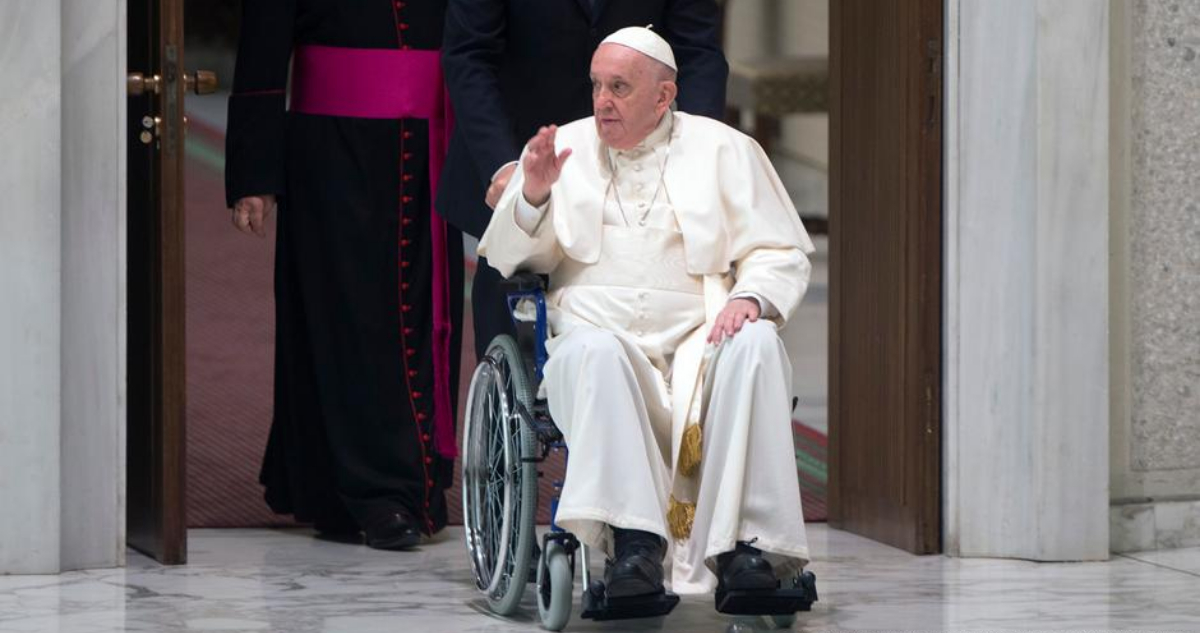 “No puedo caminar”: Papa Francisco se presenta por primera vez en silla de ruedas