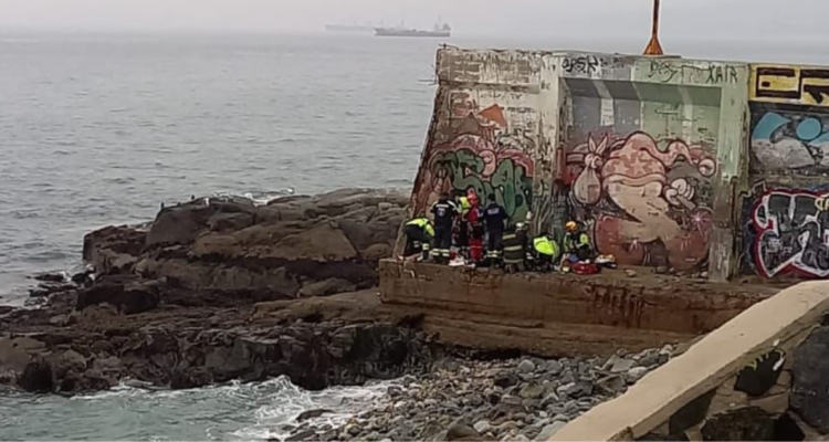 Pareja muere tras caer casi 10 metros en sector costero de Valparaíso.