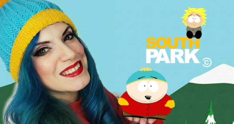 La actriz Patricia Azán sonriendo, con algunos de los personajes que interpreta.
