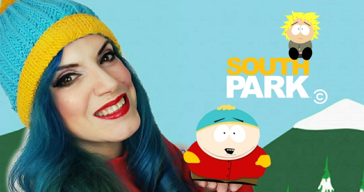 La actriz Patricia Azán sonriendo, con algunos de los personajes que interpreta.