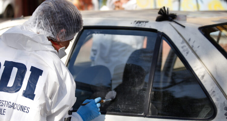 Agencia Uno | Contexto: PDI pericia vehículo robado con menor en su interior