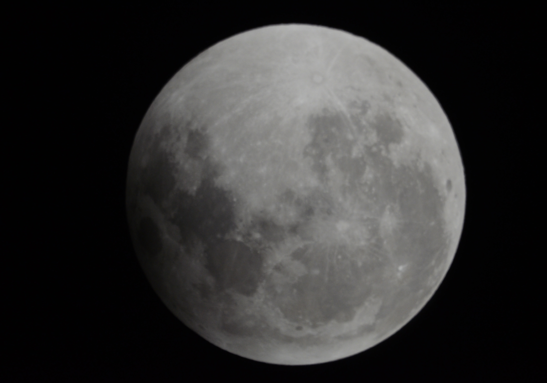 La penumbra dejando la Luna en los últimos momentos del Eclipse Lunar.