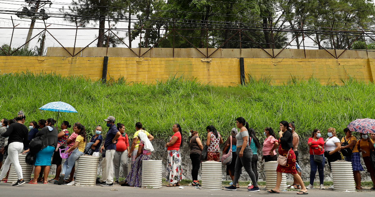 Miles de familias duermen a la intemperie en El Salvador: esperan a supuestos pandilleros arrestados