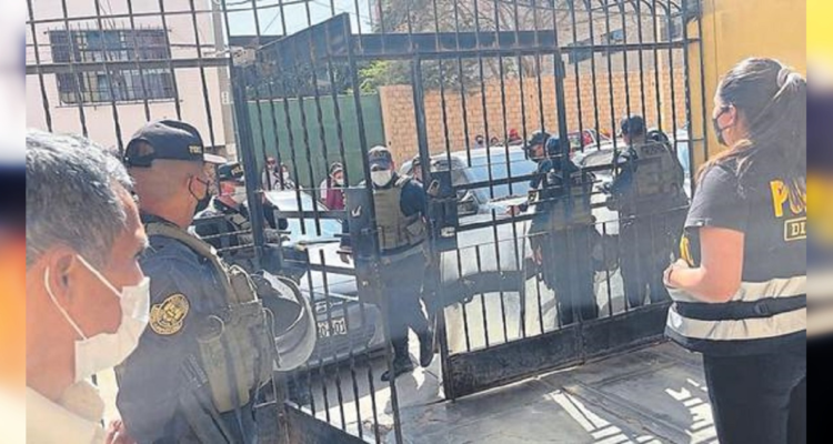 Momento del allanamiento en la vivienda de los sospechosos.
