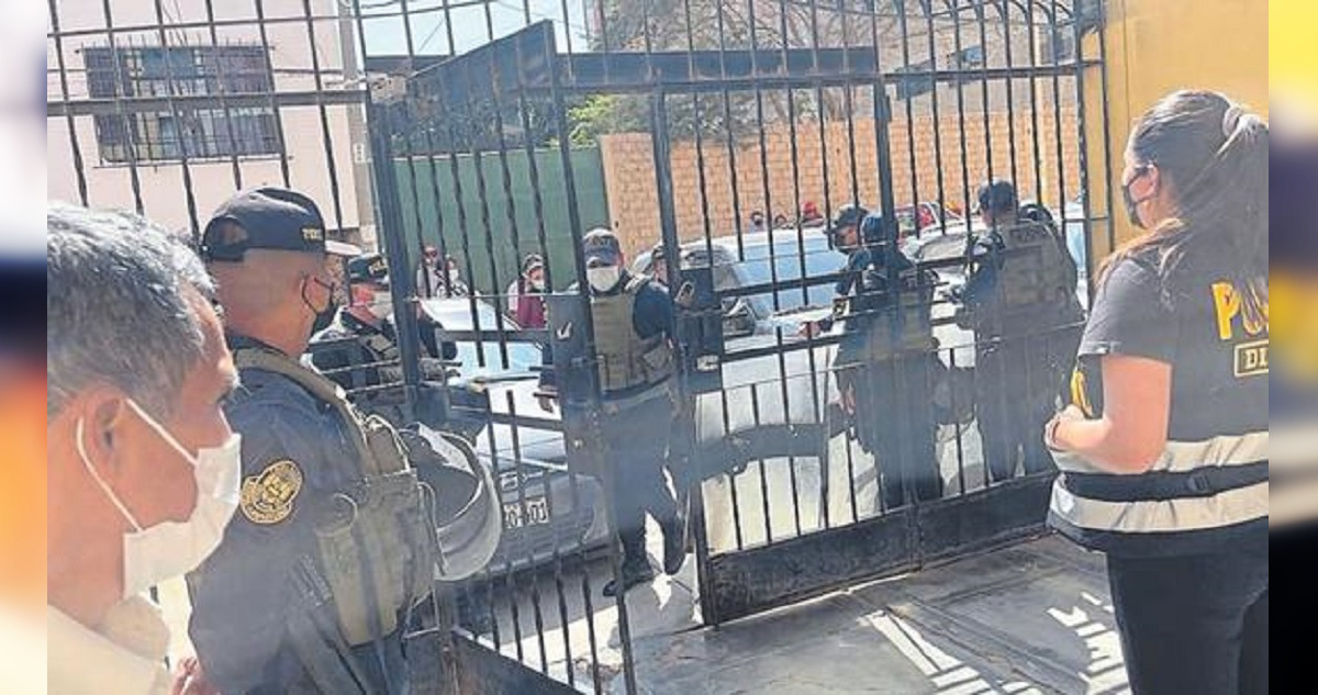 Momento del allanamiento en la vivienda de los sospechosos.