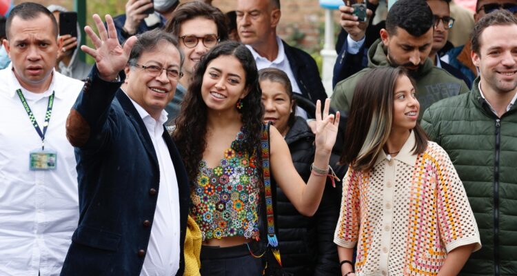 Petro vota “con esperanza de cambiar la historia” en elecciones presidenciales de Colombia