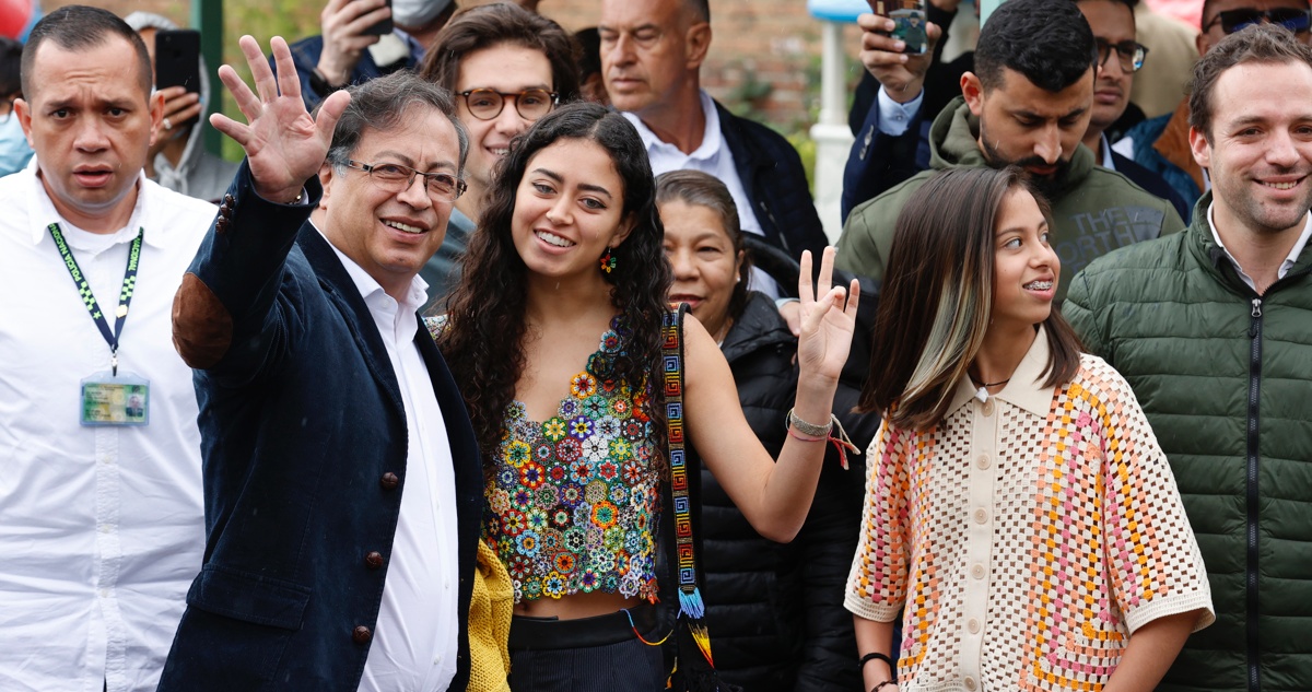 Petro vota “con esperanza de cambiar la historia” en elecciones presidenciales de Colombia
