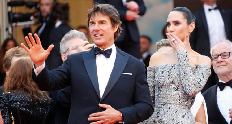 pilotos-ejercito-frances-homenajean-top-gun-tom-cruise-alfombra-roja-cannes
