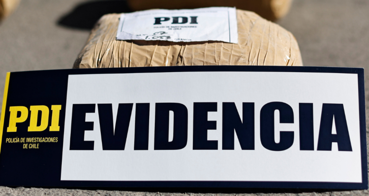 Delincuentes intentaron huir y chocan auto policial: portaban 2 kilos de droga, 40 municiones y arma