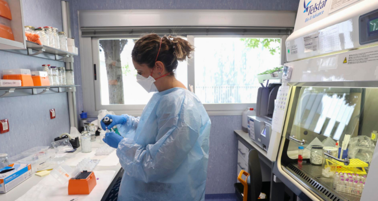 cientifico-laboratorio-viruela-del-mono