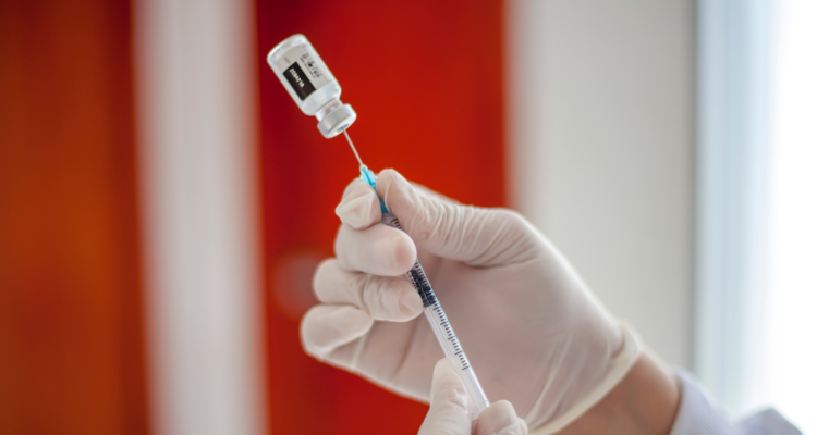 persona-preparando-vacuna-viruela-del-mono-experto