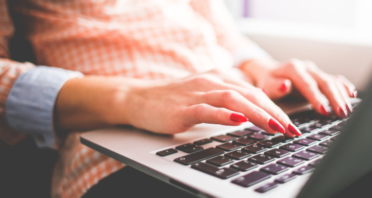 manos-escribiendo-en-computador-acropaquia