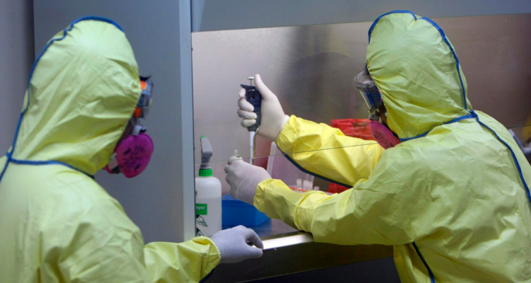 cientificos-tomando-muestras-en-laboratorio-viruela-del-mono