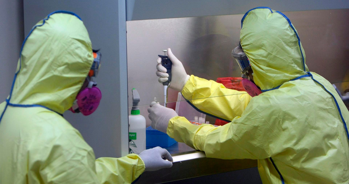 cientificos-tomando-muestras-en-laboratorio-viruela-del-mono