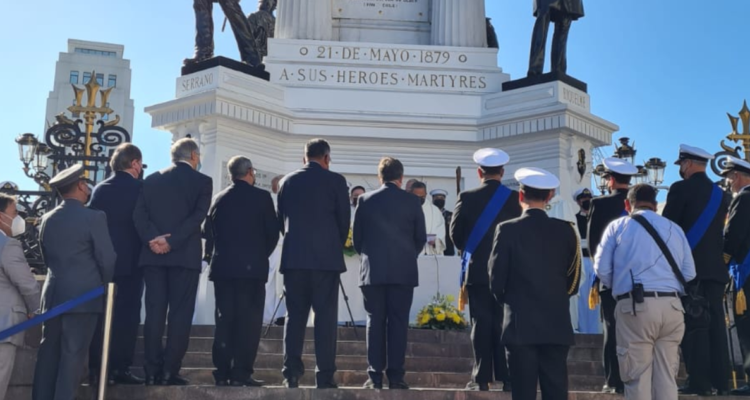 Presidente Boric rinde honores en monumento a Héroes de Iquique.