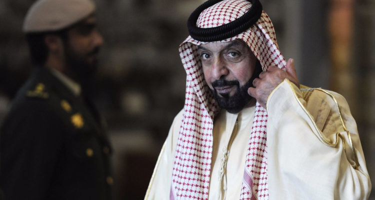Imagen de 2013 del presidente de los Emiratos Árabes Unidos (EAU), el jeque Jalifa bin Zayed al Nahyan.