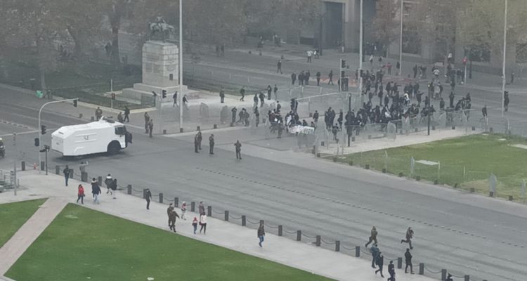 Cortan el tránsito en ambos sentidos de la Alameda frente a La Moneda por protesta de estudiantes