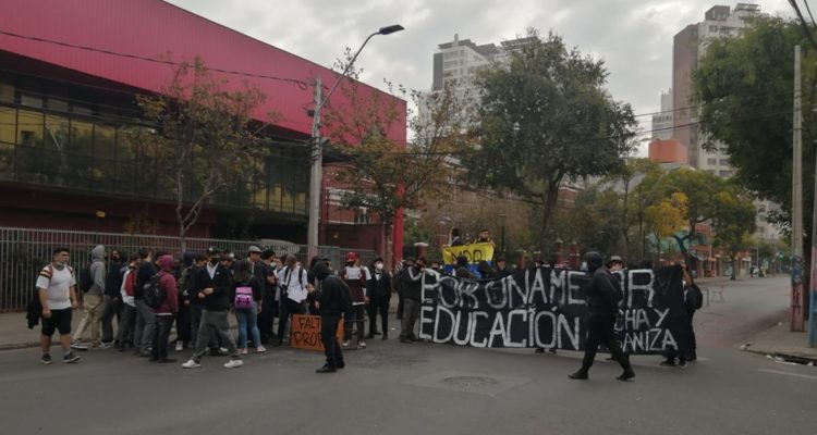 Estudiantes del Liceo Barros Borgoño realizan nueva protesta por falta de profesores