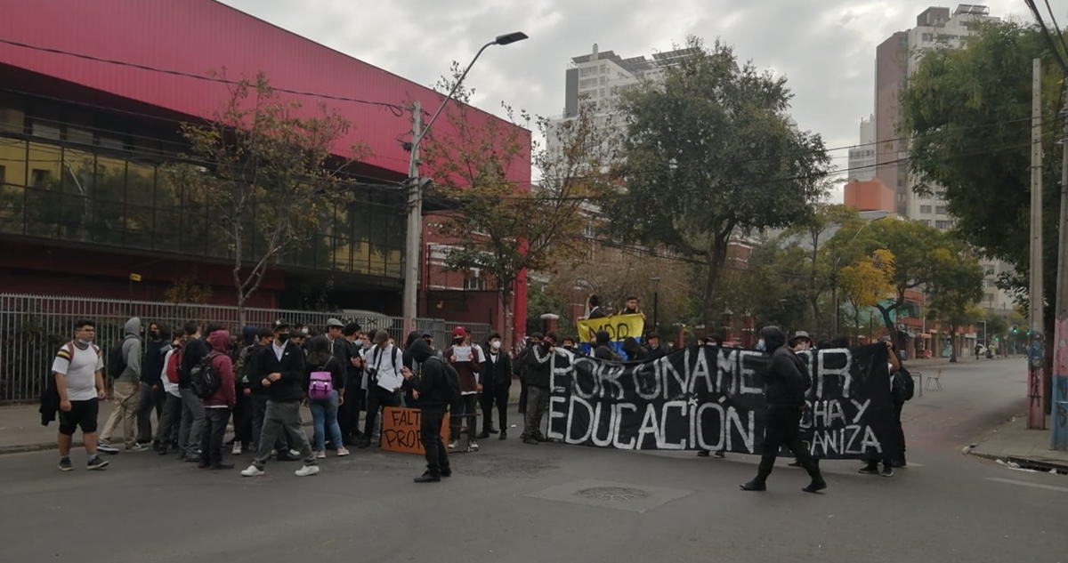 Estudiantes del Liceo Barros Borgoño realizan nueva protesta por falta de profesores
