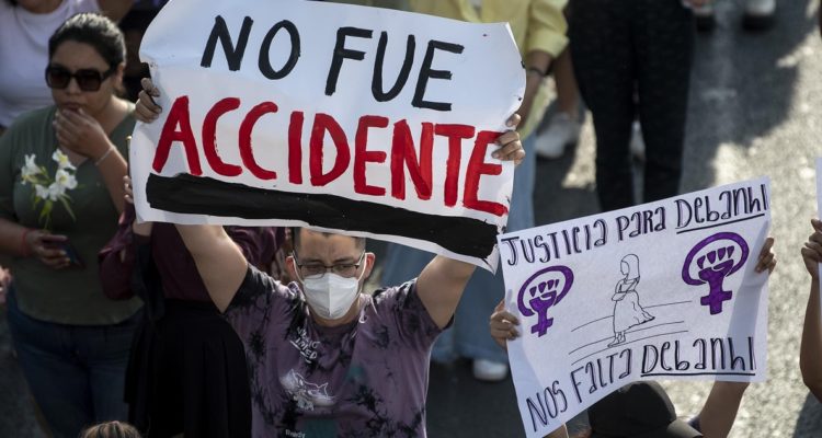 Colectivos feministas marchan durante una protesta en la Ciudad de Monterrey en el estado de Nuevo León (México).