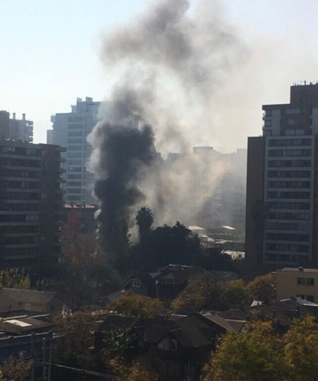Bomberos controla incendio que afectó a local de comida en Providencia