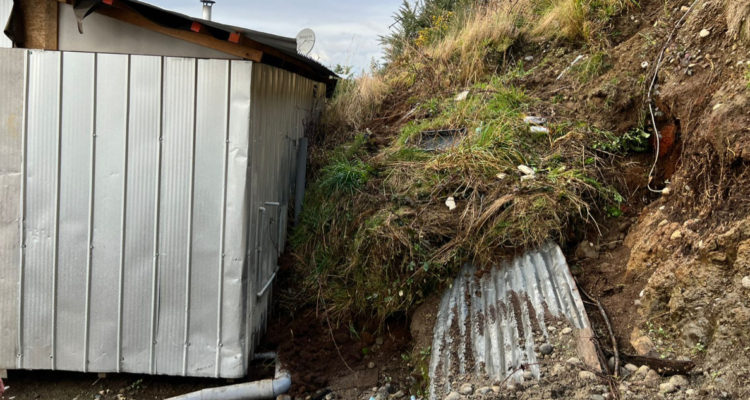 Puerto Montt derrumbe afecta a familia que vivía en mediagua ubicada en toma Vista Hermosa