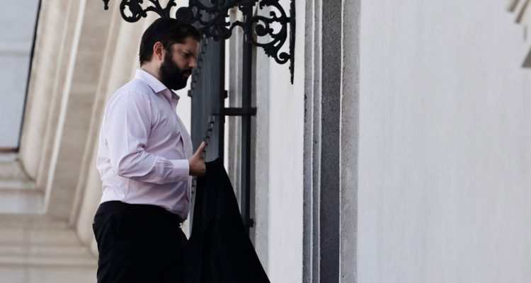 Pulso Ciudadano: aprobación a Boric cae al 24,2% y rechazo a nueva constitución supera el 40%