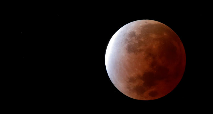 El satelite natural en el punto máximo del Eclipse Lunar.