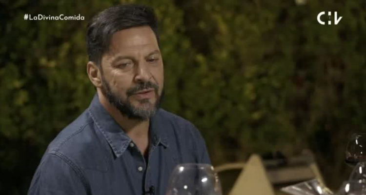 El periodista Rafael Cavada hablando en La Divina Comida.