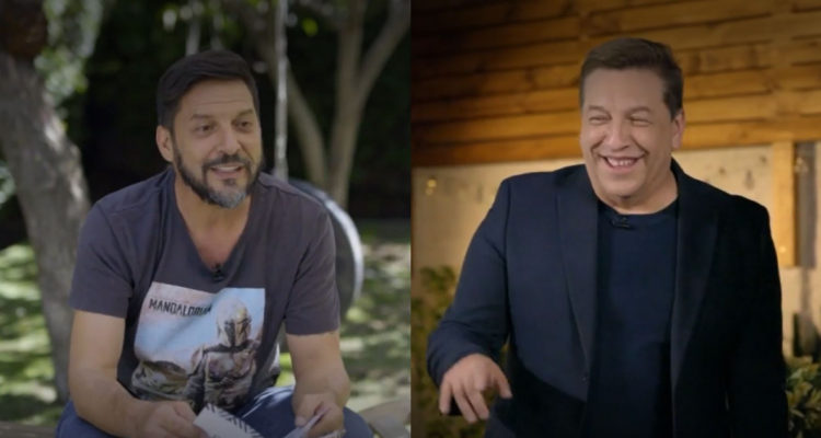 El periodista Rafael Cavada leyendo un menú y a su lado, una foto de Julio César Rodríguez. Ambos participaron en La Divina Comida.