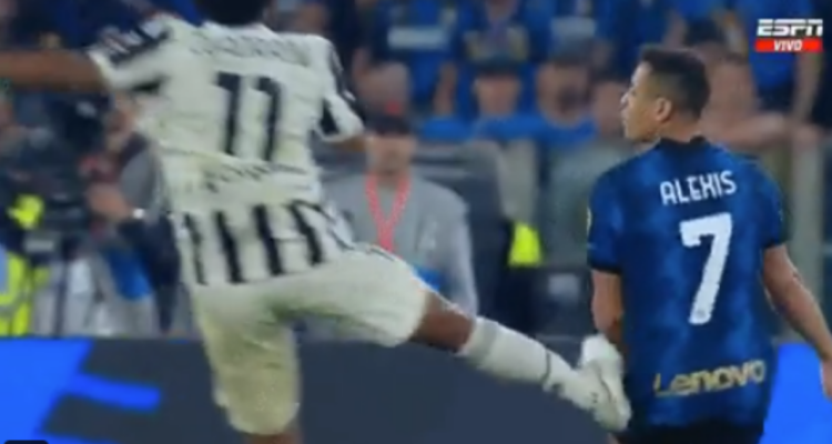 Raspón a Alexis Sánchez