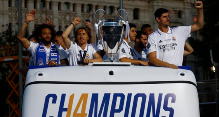 Real Madrid llegando a Plaza de Cibeles, para festejar con sus hinchas.