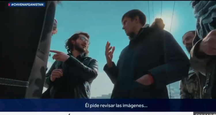 Roberto Cox hablando con Talibanes