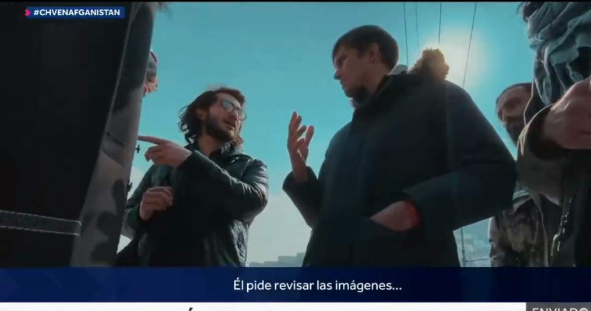 Roberto Cox hablando con Talibanes