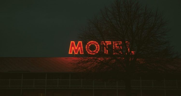 Delincuentes roban vehículos a parejas que estaban en un motel de Peñaflor