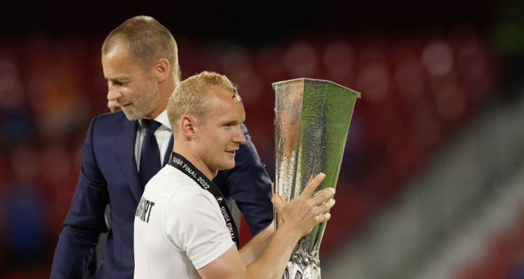 Sebastian Rode, levantando la copa de Campeón de la Uefa Europa League