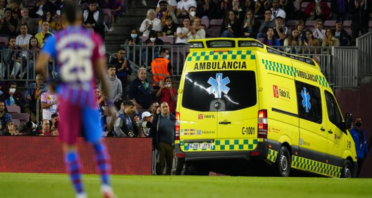Ronald Araujo debió ser retirado en ambulancia del Camp Nou.