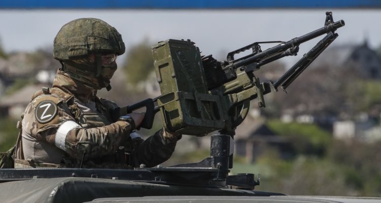 Un militar ruso en Mariúpol.