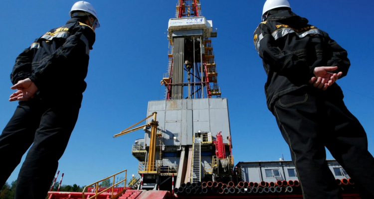 Los trabajadores observan una plataforma de perforación del campo petrolífero Prirazlomnoye, propiedad de Rosneft, en las afueras de Nefteyugansk, Rusia.