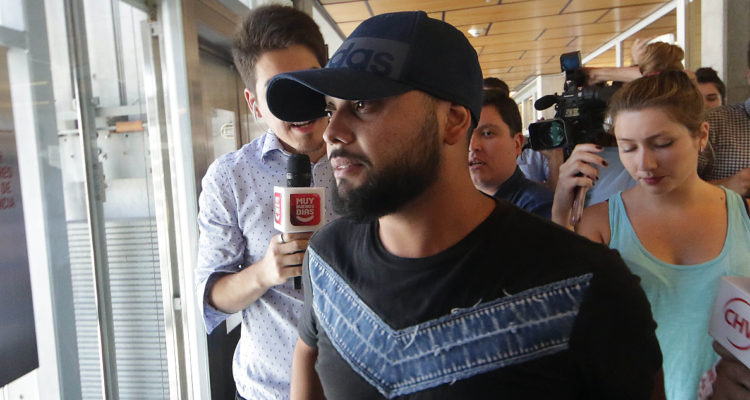 Sebastián “Cangri” Leiva rodeado por periodistas.
