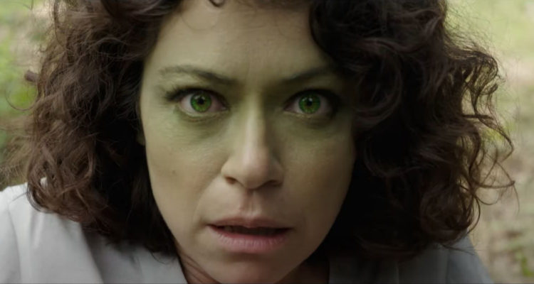 La heroína She-Hulk transformándose en la heroína verde.