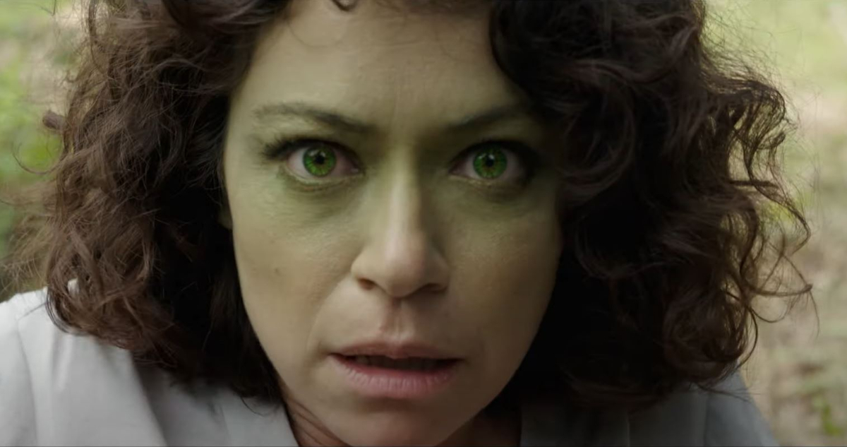 La heroína She-Hulk transformándose en la heroína verde.