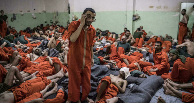 Unos presuntos yihadistas del grupo Estado Islámico, fotografiados en una celda de la prisión de Sinaa.