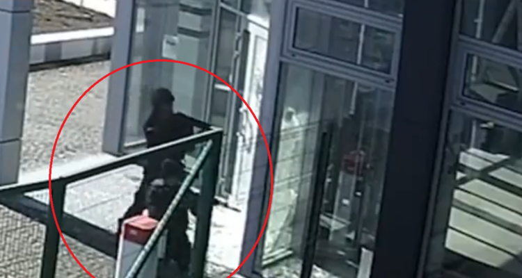 Captura del video que muestra a los soldados rusos apuntando sus armas.