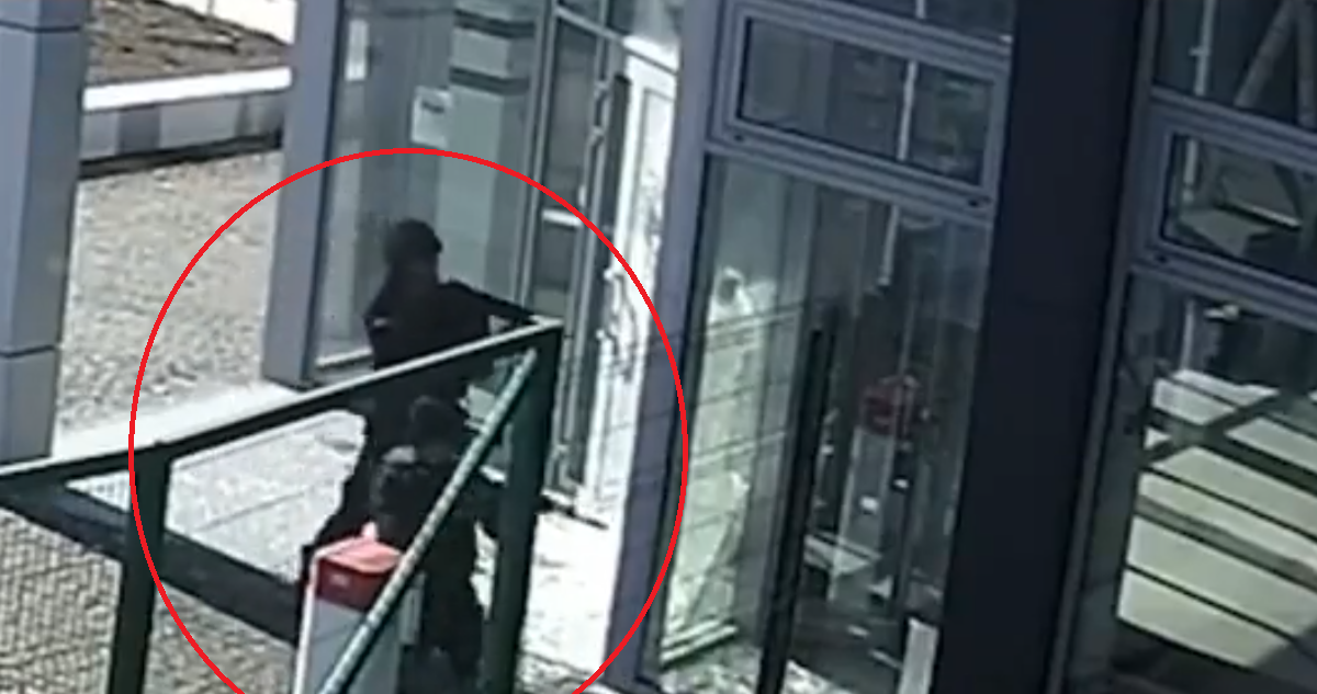 Captura del video que muestra a los soldados rusos apuntando sus armas.