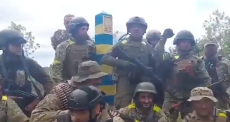 Una captura del video en que figuran soldados ucranianos supuestamente alcanzando la frontera con Rusia.