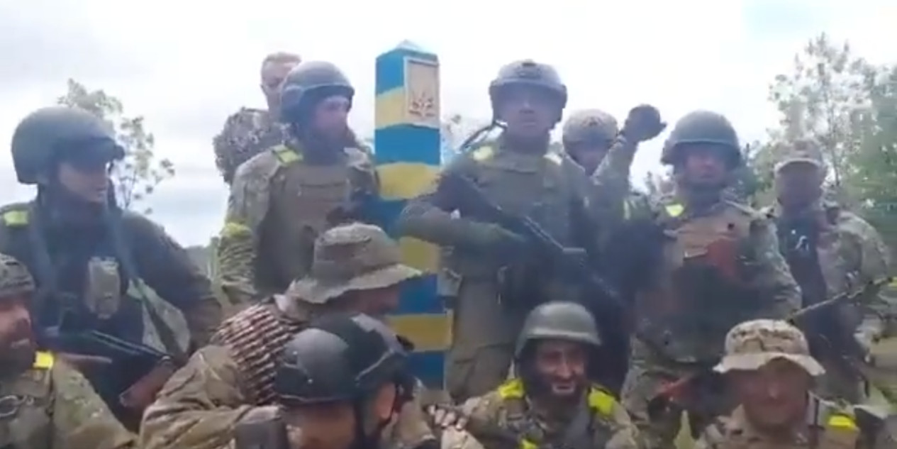 Una captura del video en que figuran soldados ucranianos supuestamente alcanzando la frontera con Rusia.