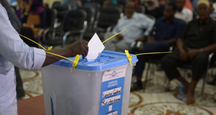 Un elector introduce su papeleta en una urna el 16 de noviembre de 2016 en Baidoa, Somalia.