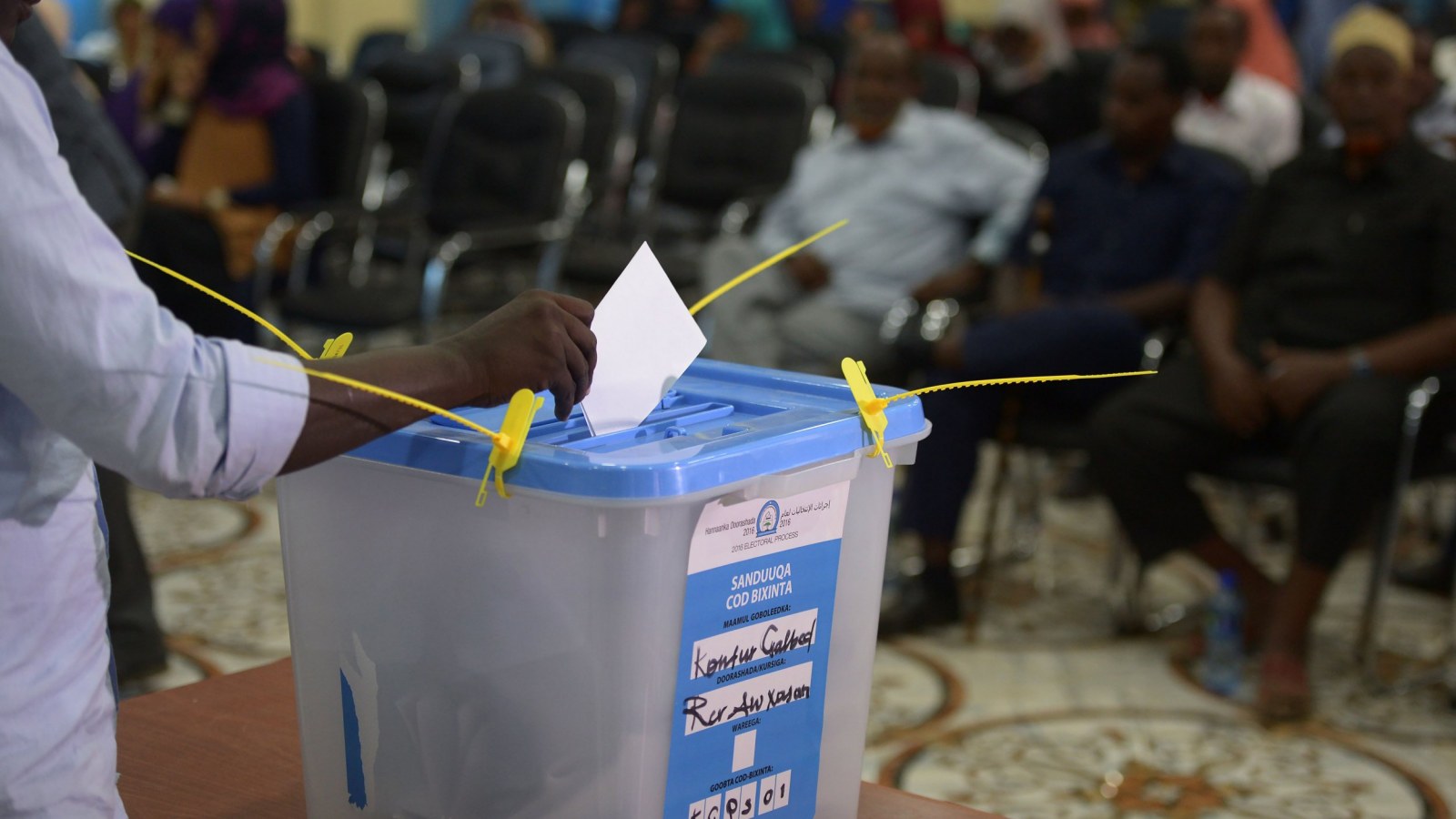 Un elector introduce su papeleta en una urna el 16 de noviembre de 2016 en Baidoa, Somalia.