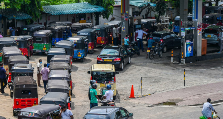 Una larga fila delante de una gasolinera en Colombo, la capital de Sri Lanka.